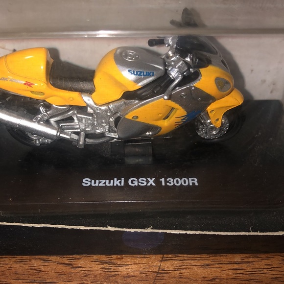 Mini Bike Suzuki GSX 1300R NIB 1/32 scale motorcycle - Picture 3 of 7